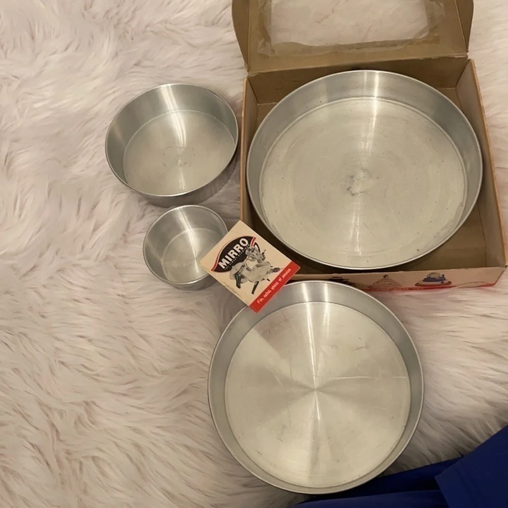 Vintage and EUC Mirro Cake pan set with box​​​​​​​​​​​​​​